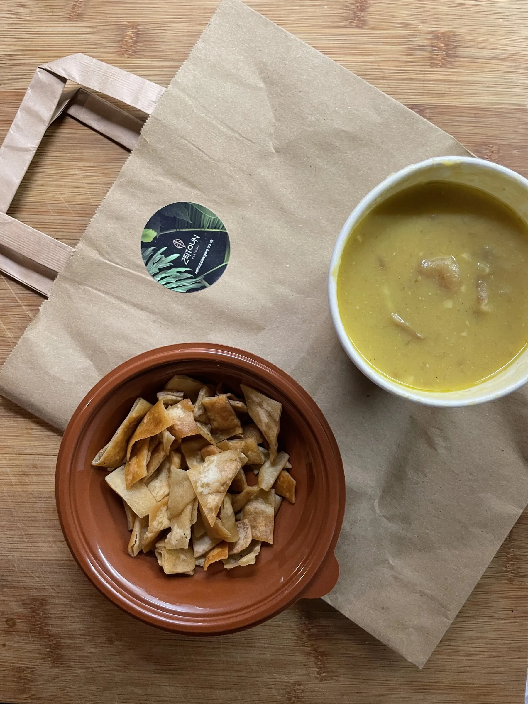 Takeaway bag with the Zeitoun logo